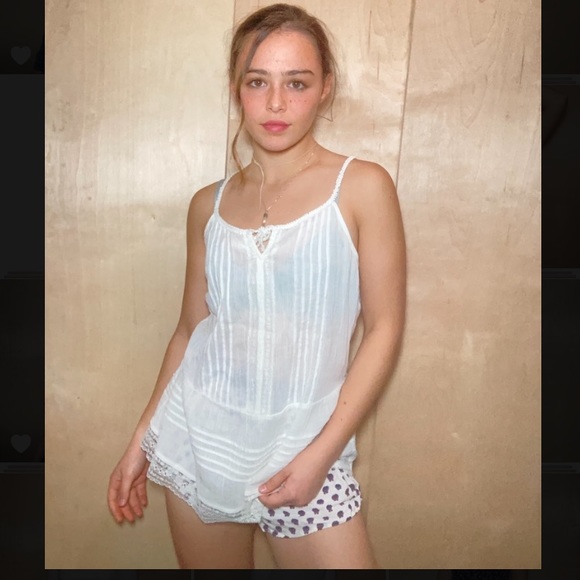 Old Navy White sleeveless tank top - Picture 2 of 3